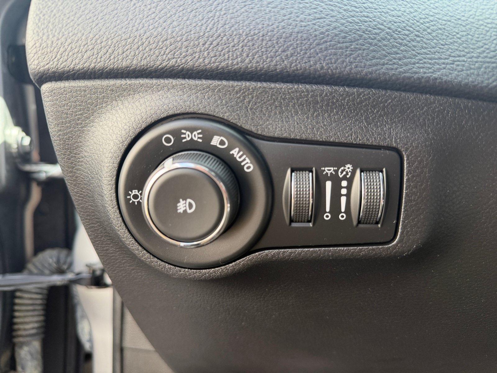 Used 2018 Billet Silver Metallic Clearcoat Jeep Limited image 17