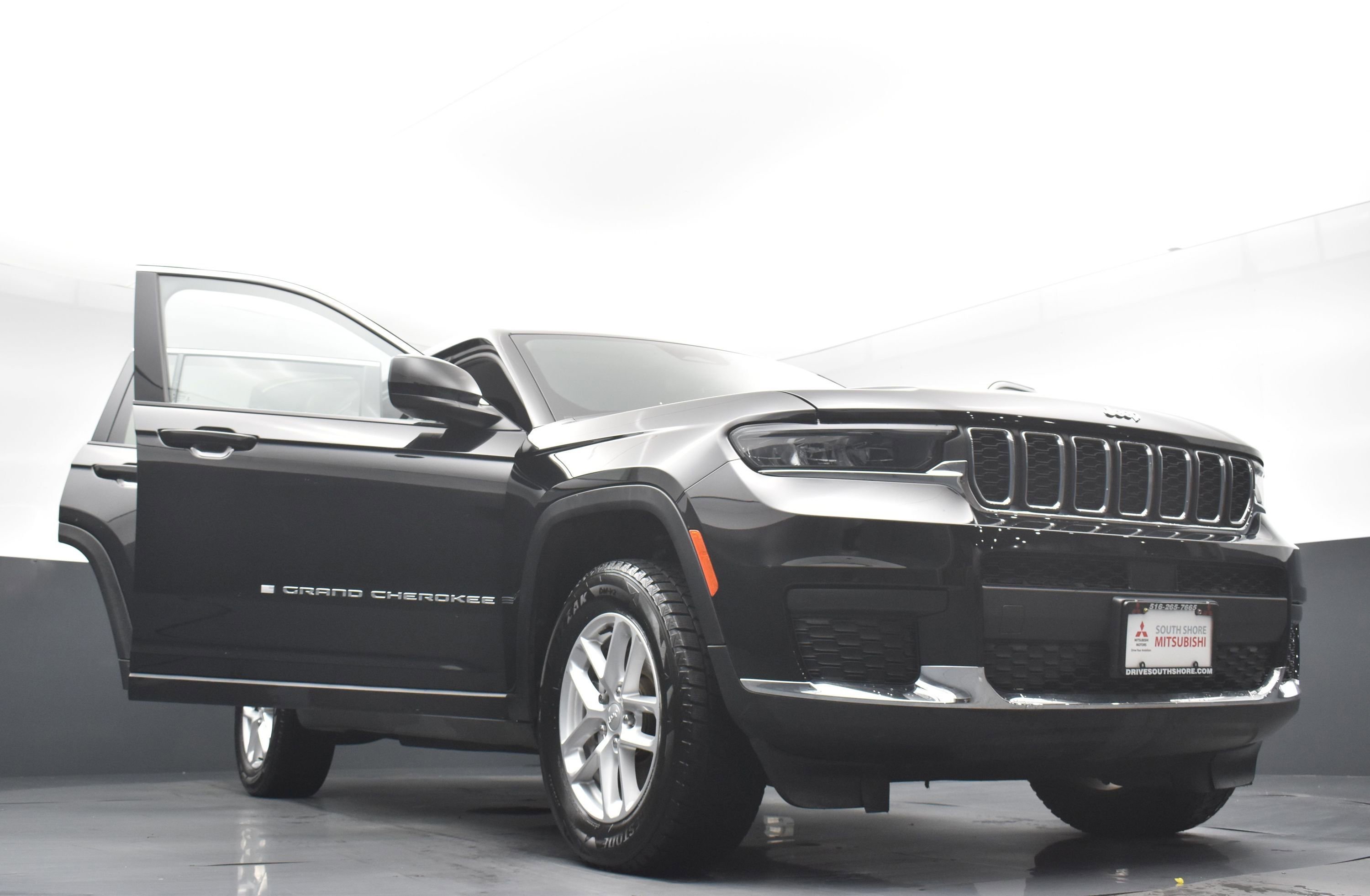 Used 2022 Diamond Black Crystal Pearlcoat Jeep Laredo image 34