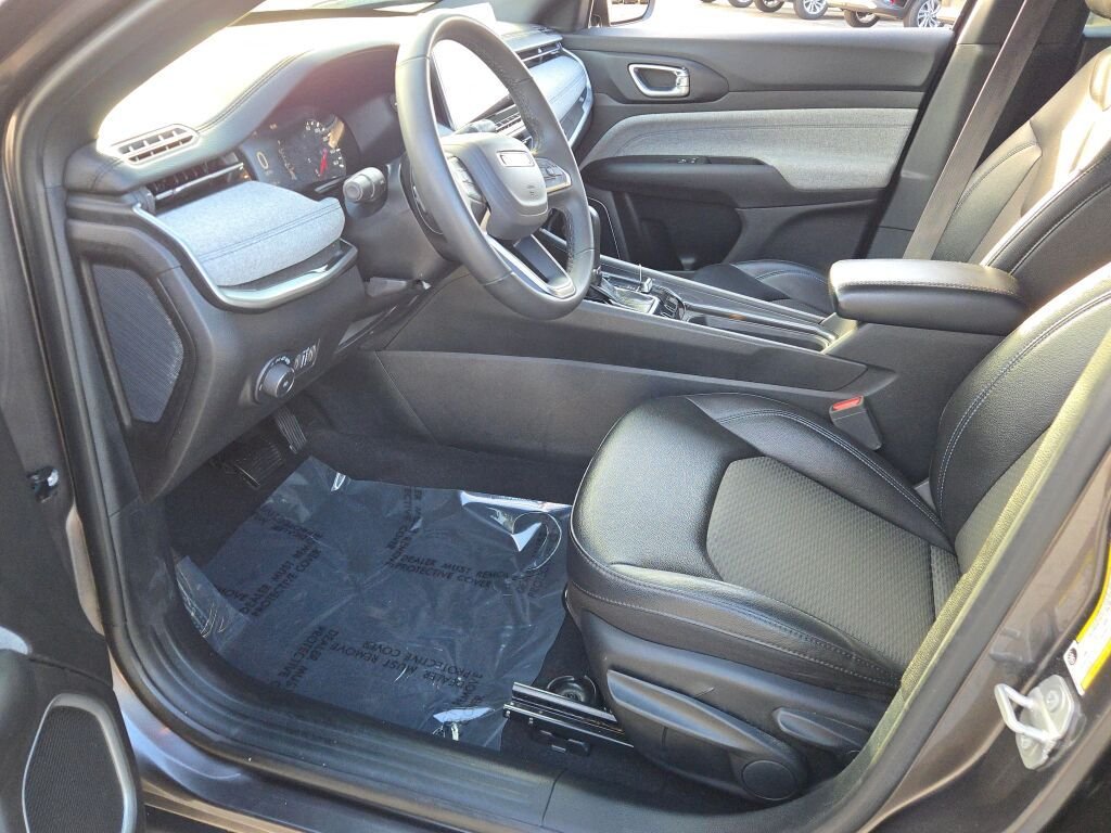 Used 2024  Jeep Latitude image 21