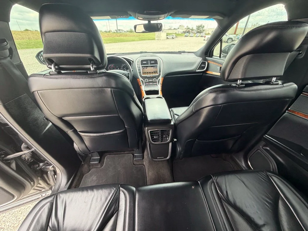 Used 2017 Gray Lincoln Select image 24