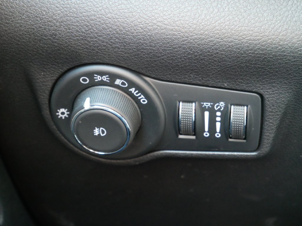 Certified Used 2025 Bright White Clearcoat Jeep Latitude image 19