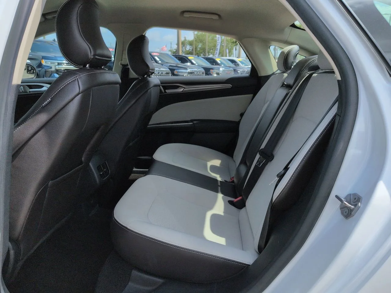 Used 2019 Oxford White Ford SE image 14