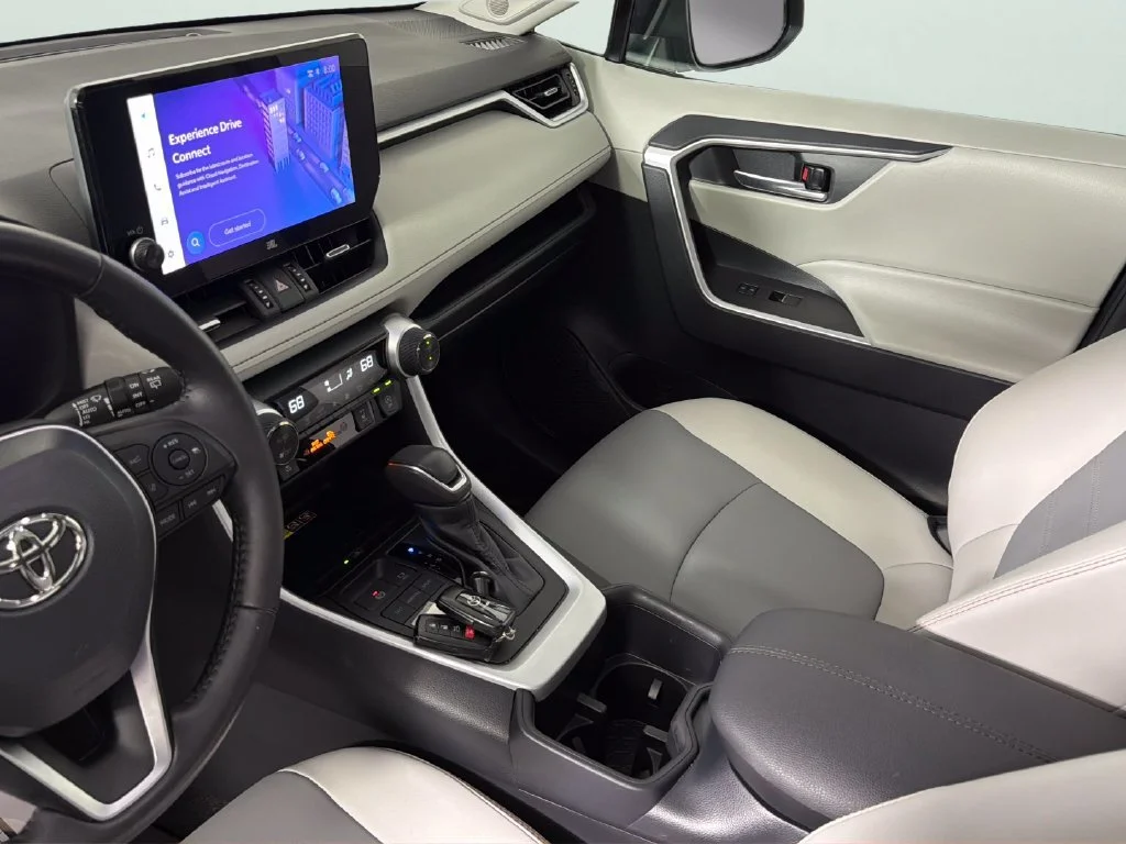Used 2023  Toyota XLE Premium image 20