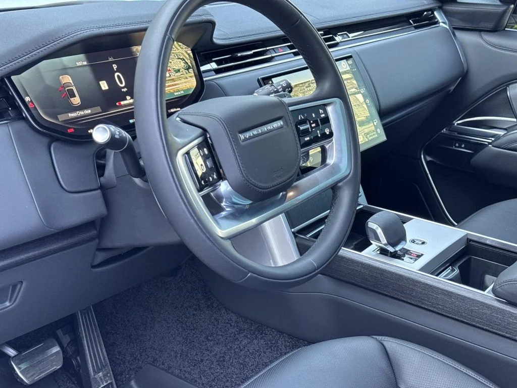Used 2025 White Land Rover SE image 22