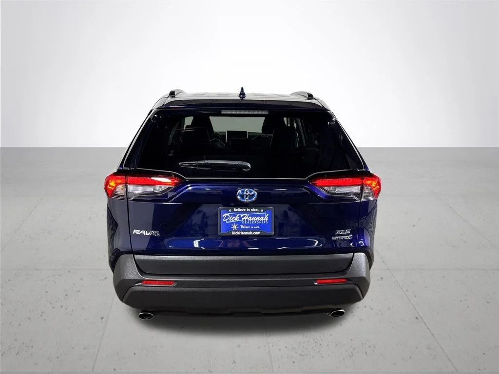 Used 2023  Toyota XLE Premium image 7