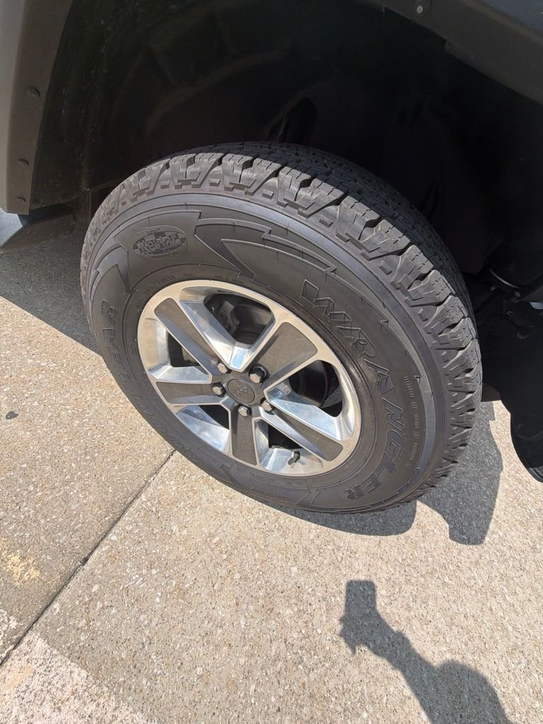 Used 2021 Sting-Gray Clearcoat Jeep Unlimited Sahara image 11
