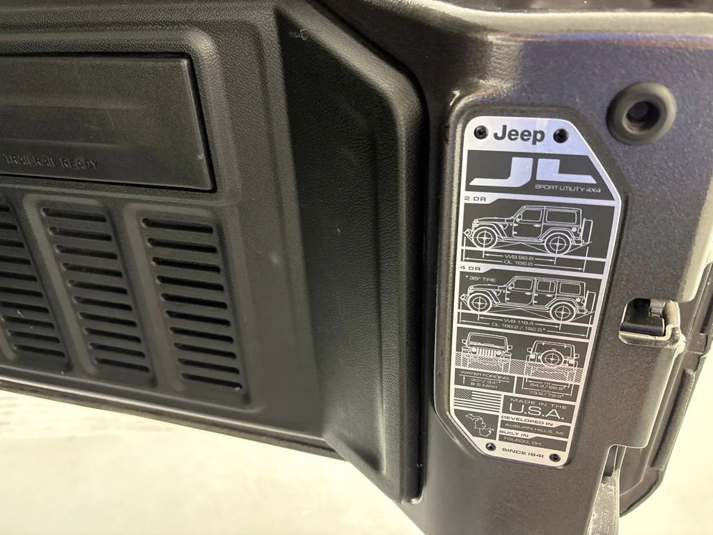 Used 2025 Crystal Metallic Jeep Sport S image 19