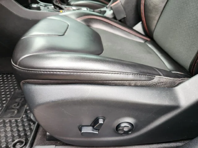 Used 2020 Silver Jeep Trailhawk image 25