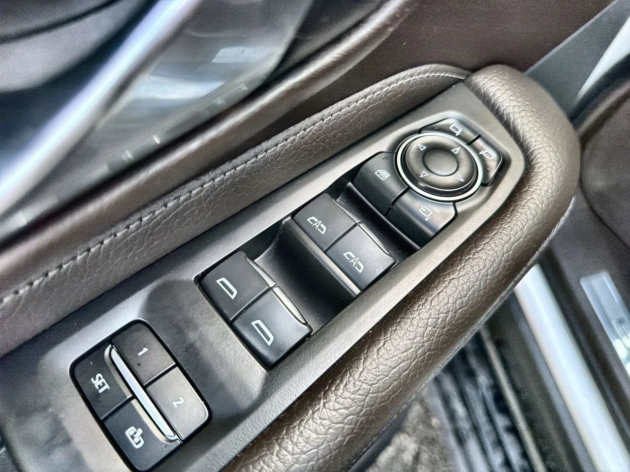 Used 2022 White Frost Tricoat GMC Denali image 19