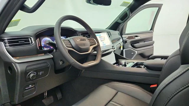New 2026 Bright White Clear-Coat Exterior Paint Jeep Limited Altitude image 17
