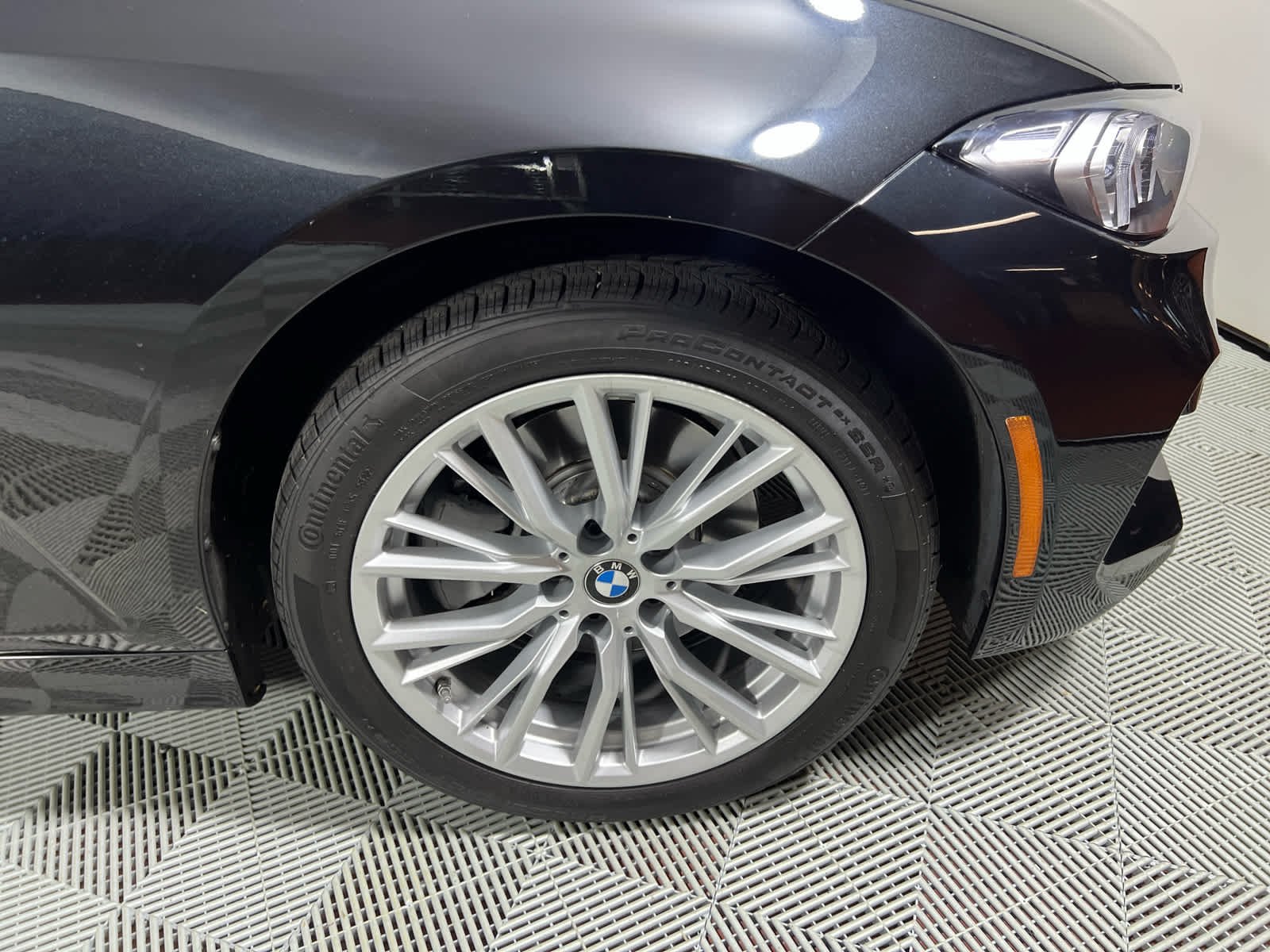 2023 BMW 3 Series 330i - Photo 9