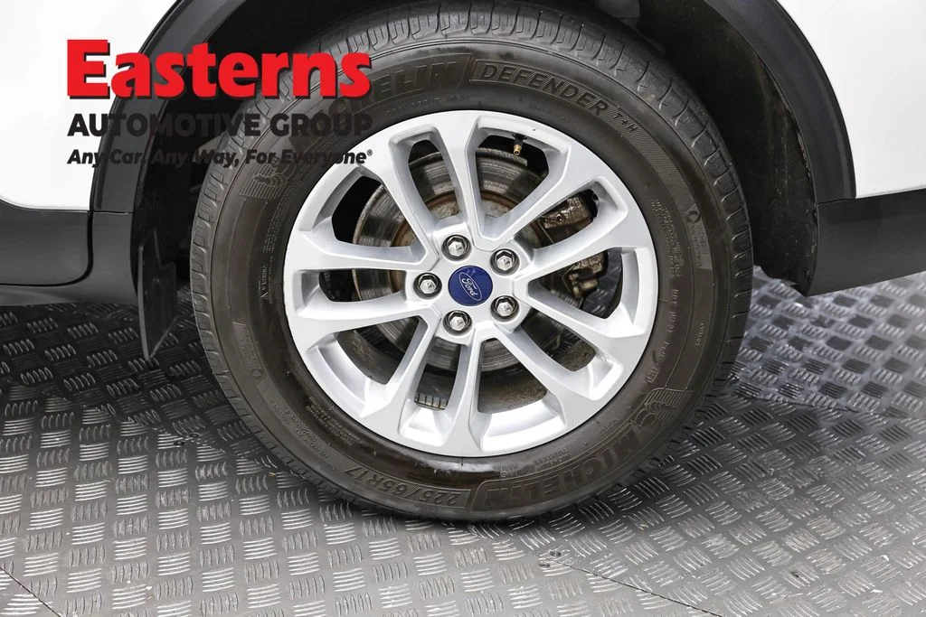 Used 2022 White Ford SE image 8