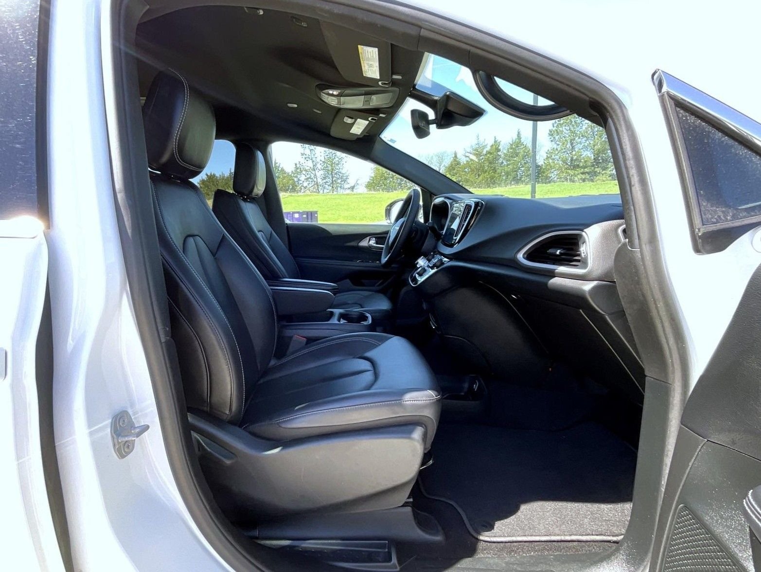 Used 2025 White Chrysler Select image 16