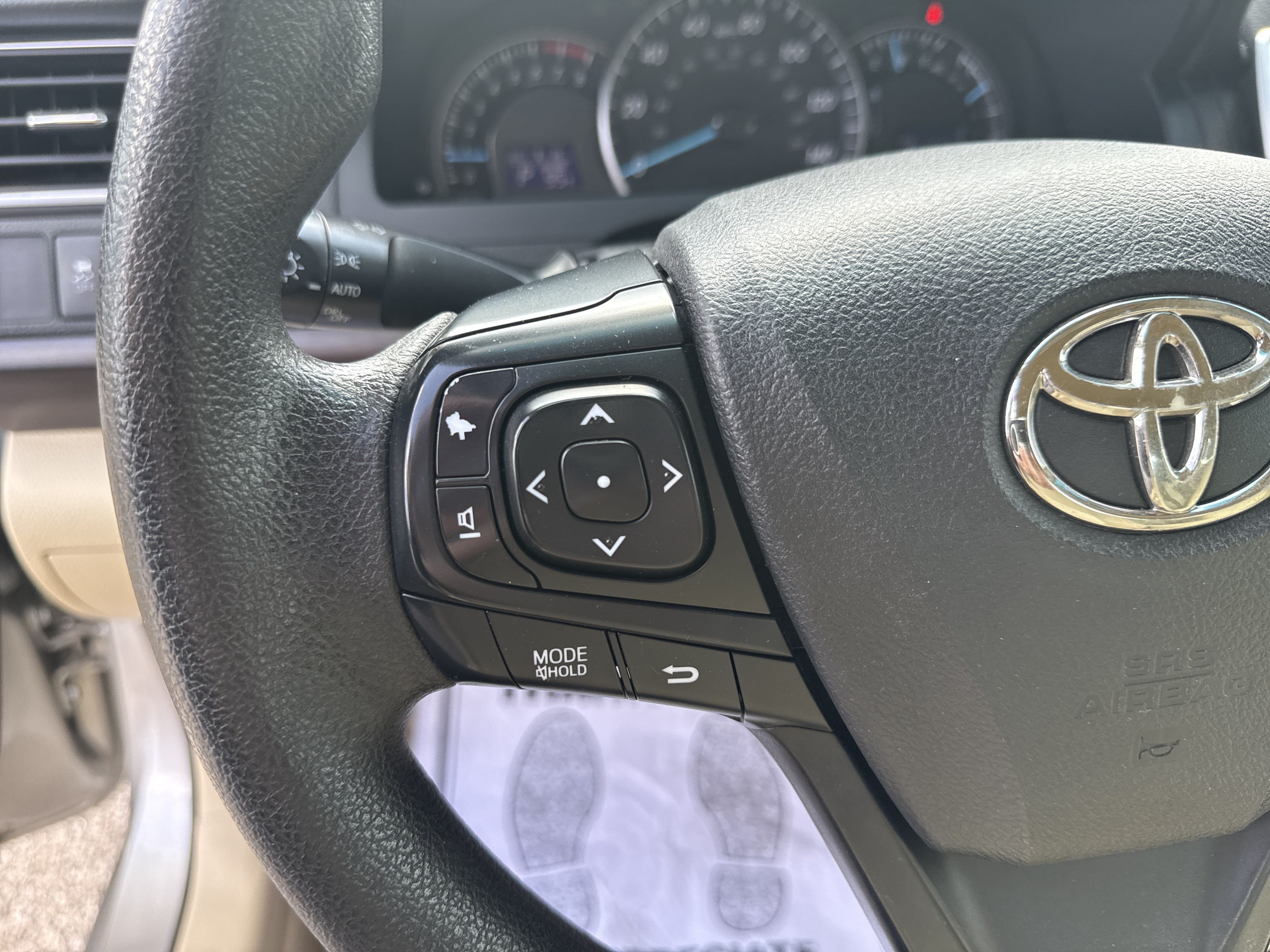 Used 2015 Gold Toyota LE image 22