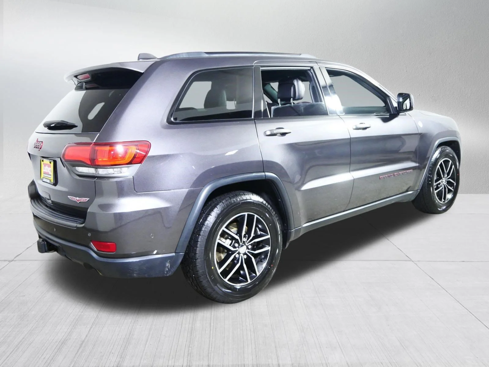 Used 2018 Granite Crystal Metallic Clearcoat Jeep Trailhawk image 7