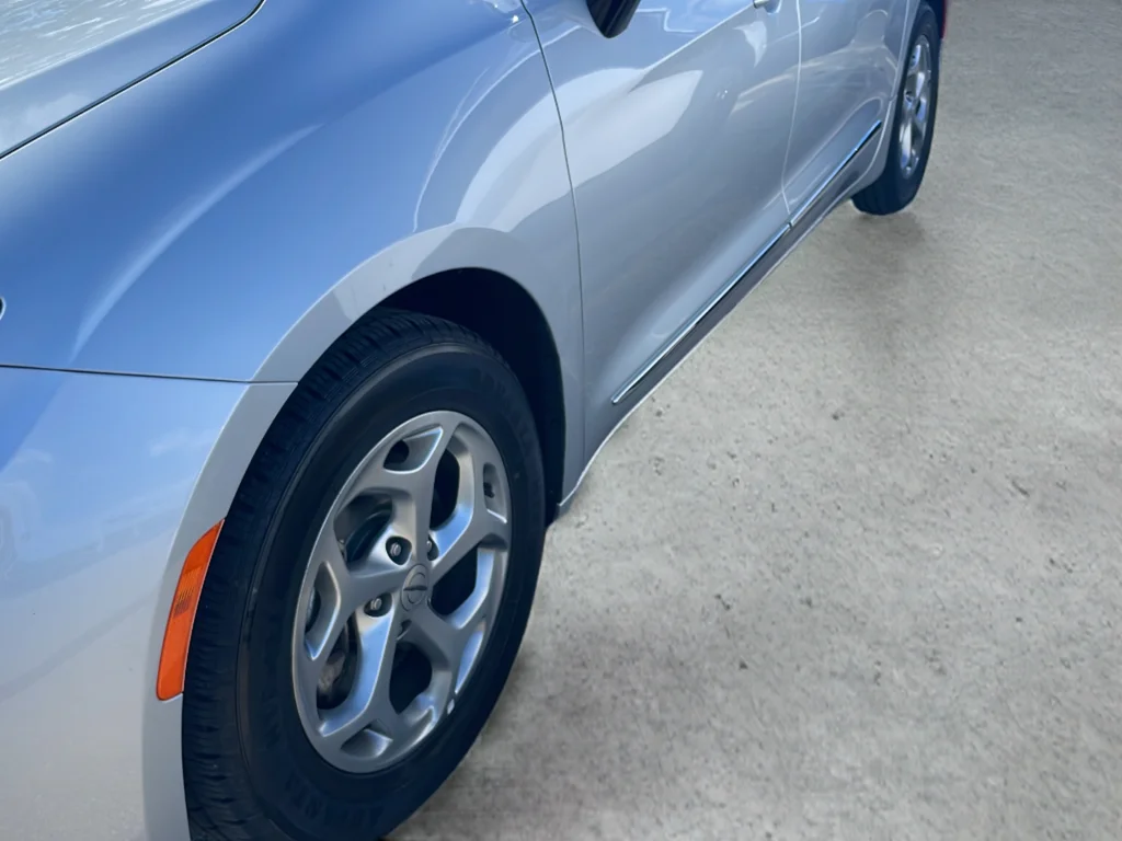 Used 2023 Silver Chrysler Limited image 38