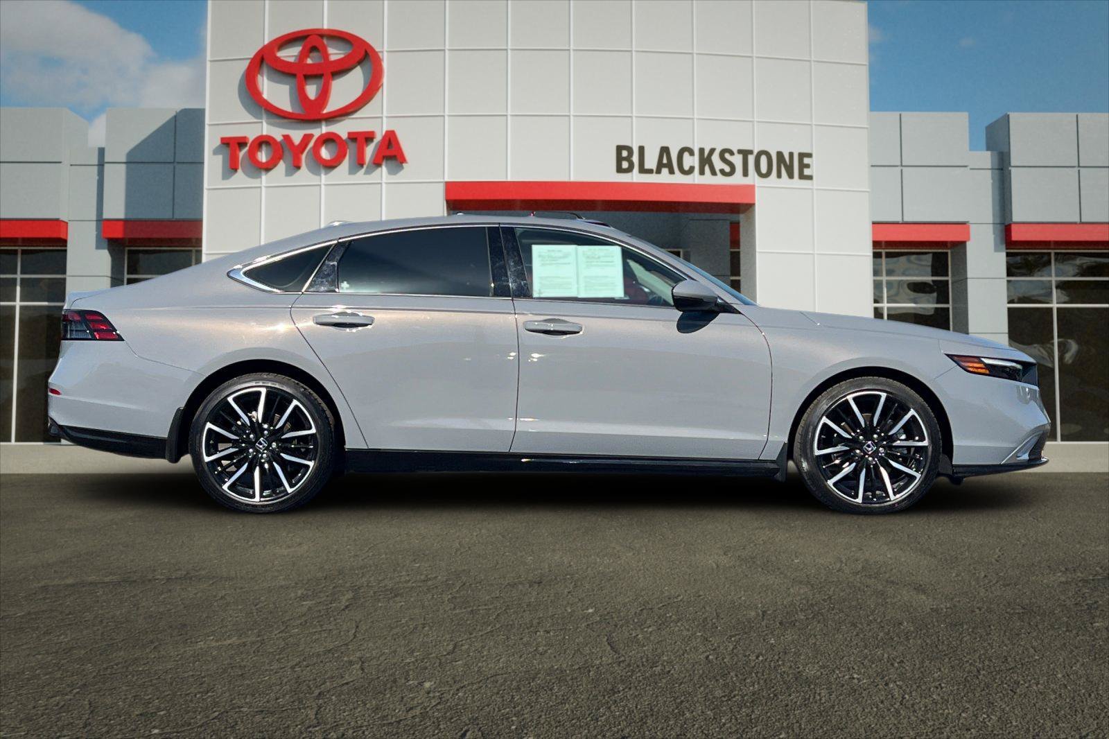 Used 2025 Urban Gray Pearl Honda Touring image 2
