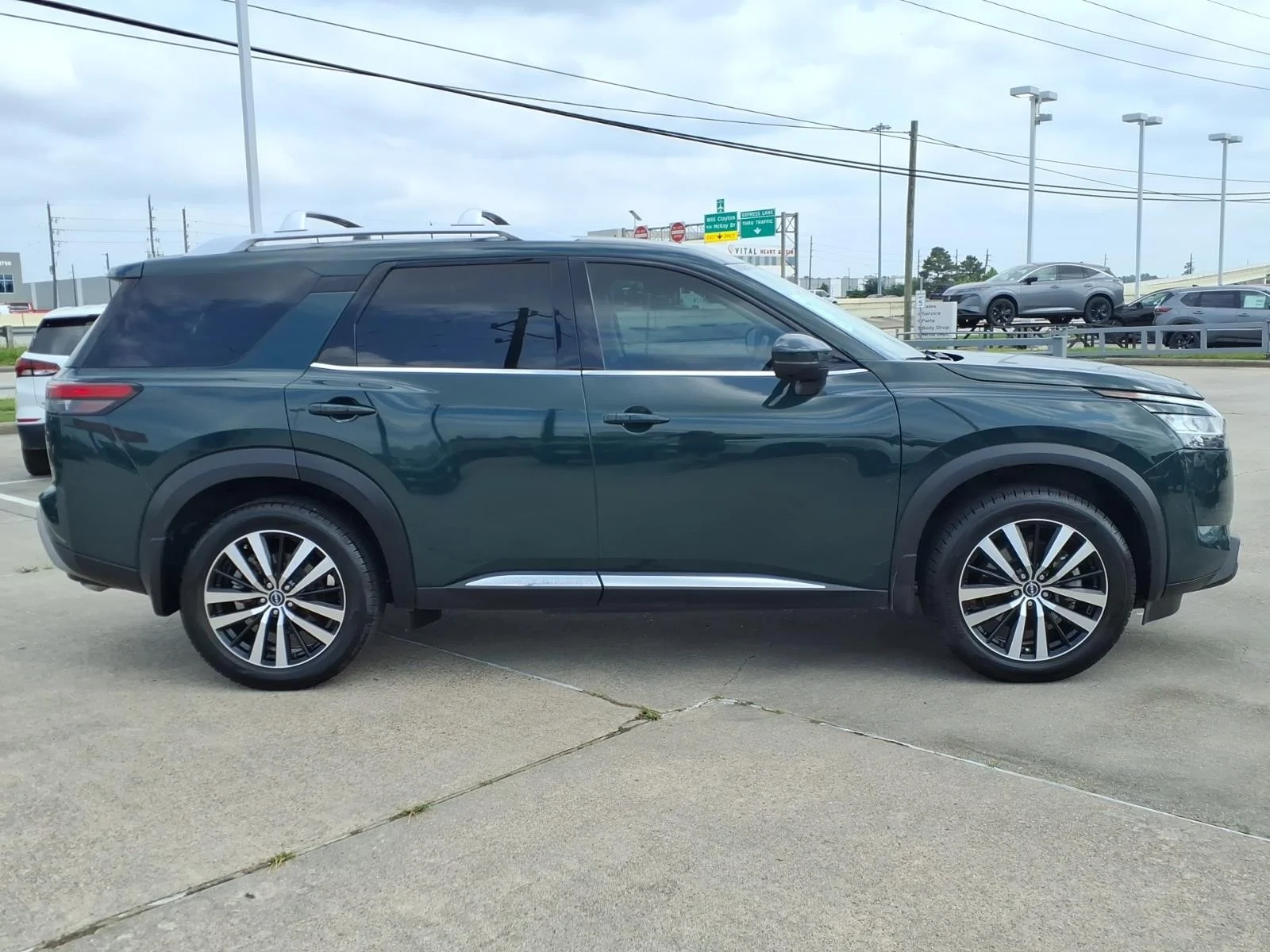 2024 Nissan Pathfinder Platinum - 3