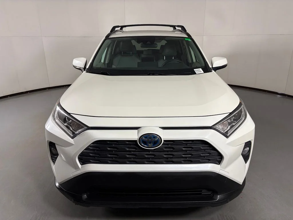 Used 2021 White Toyota XLE Premium image 3