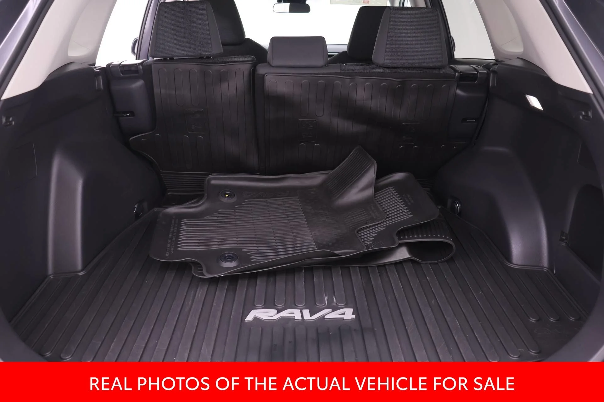 2023 Toyota RAV4 LE - Photo 15