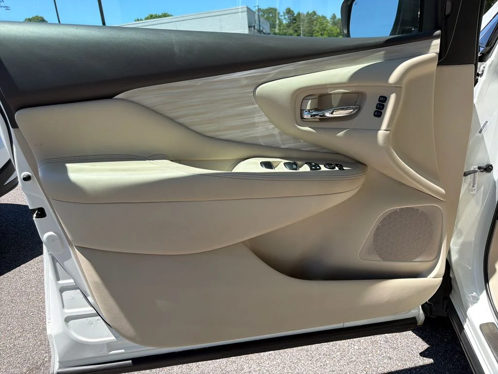 Used 2018 Pearl White Nissan SL image 29