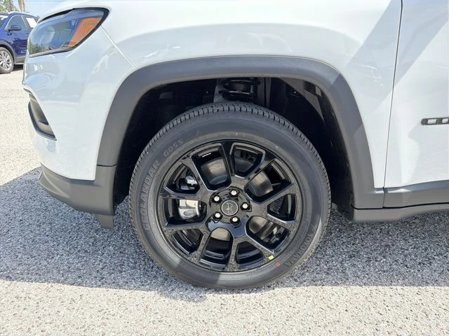 New 2026 Bright White Clearcoat Jeep Latitude image 31