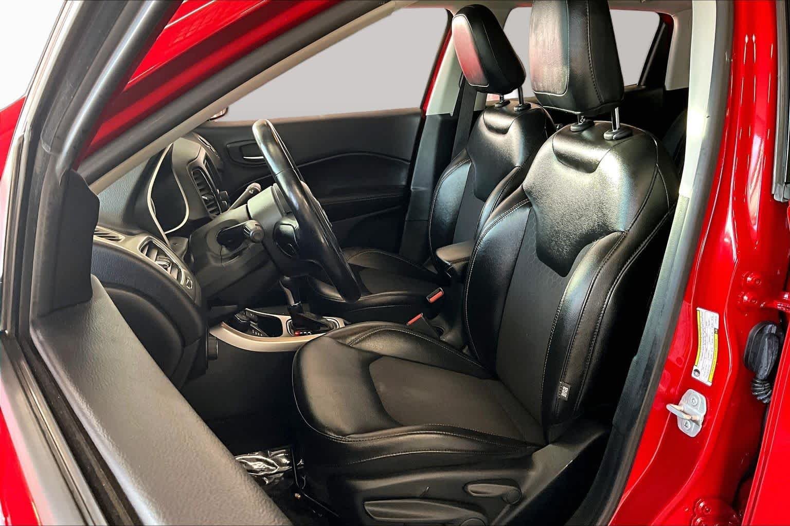 Used 2018 Redline Pearlcoat Jeep Latitude image 8
