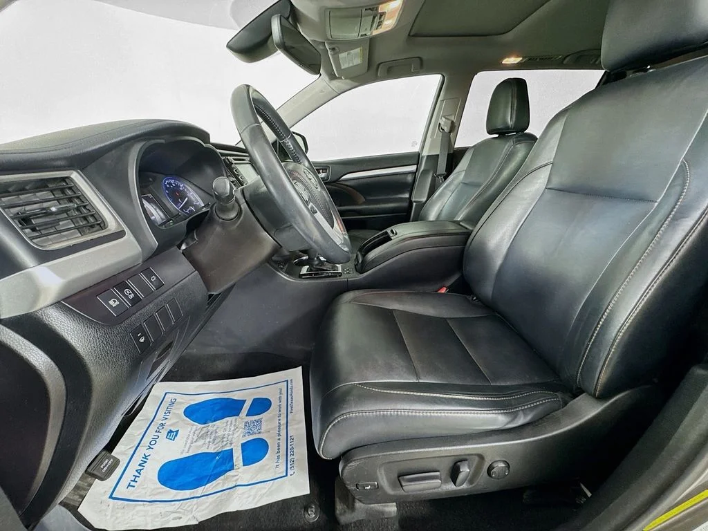 Used 2018 Gray Toyota XLE image 25