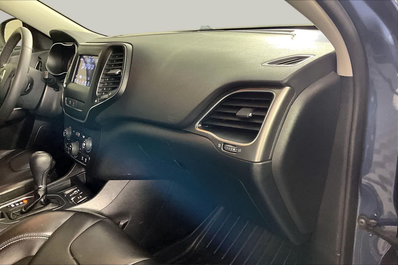 Used 2020 Slate Blue Pearlcoat Jeep Latitude Plus image 26