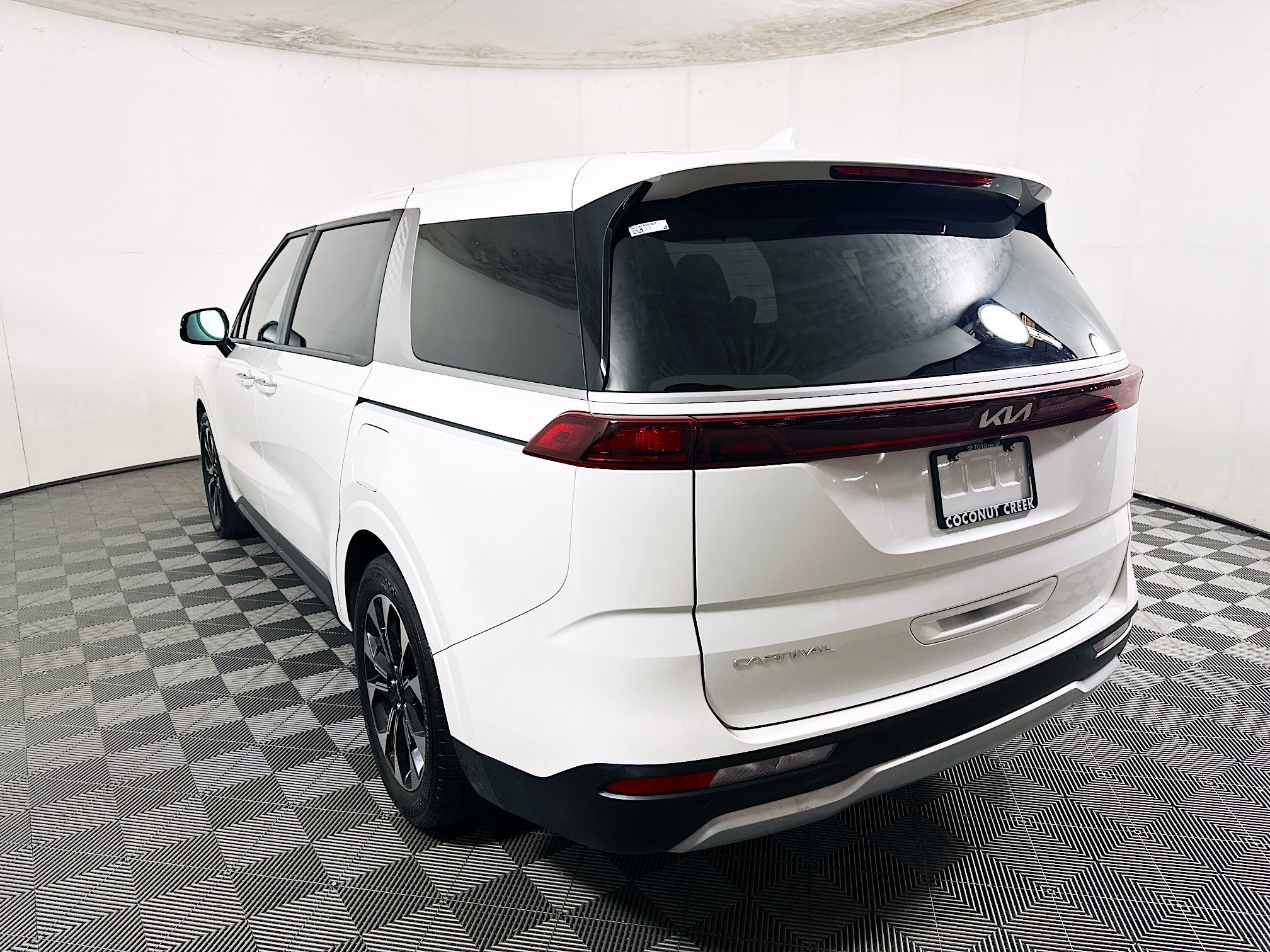 Used 2024 Snow White Pearl Kia EX image 5