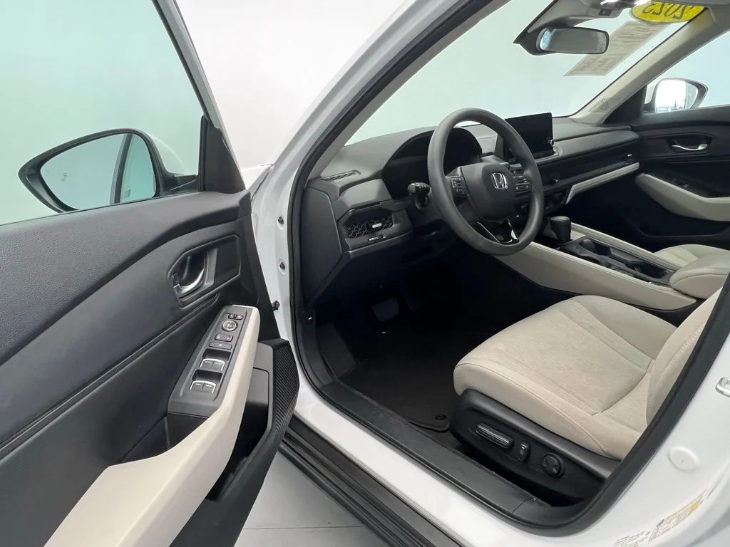 Used 2023 White Honda EX image 19