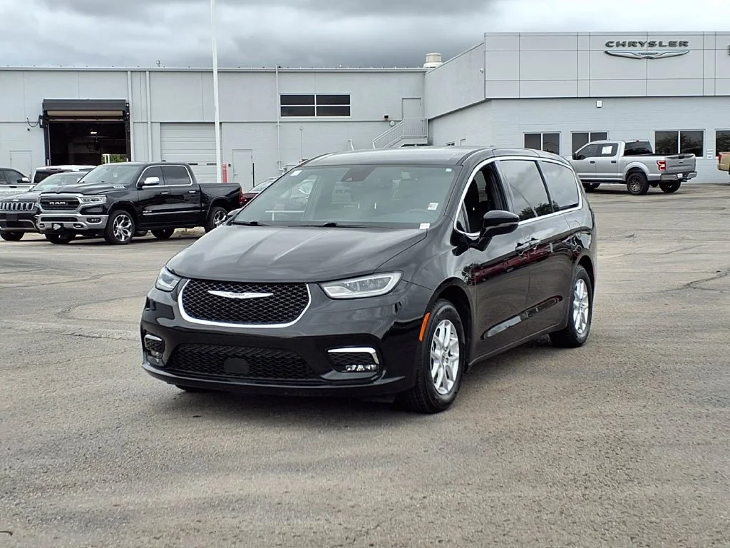 Used 2025 Chrysler Pacifica Select with VIN 2C4RC1BG7SR530893 for sale in Kansas City
