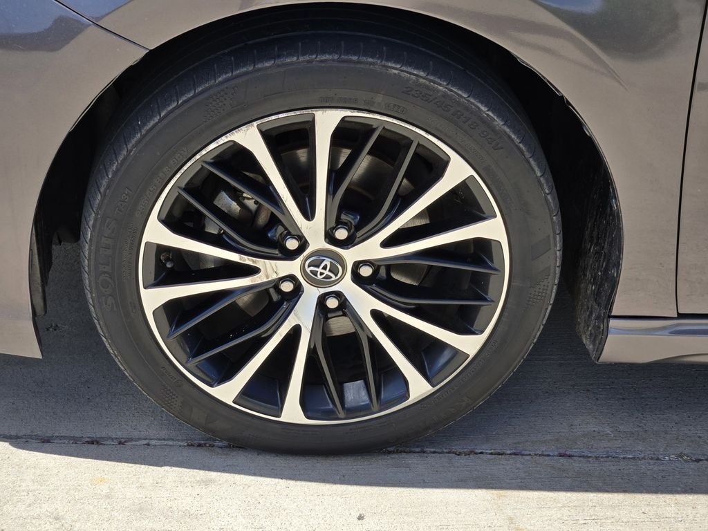 Used 2018 Gray Toyota SE image 7