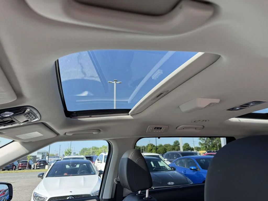 Used 2026 White Kia SX Prestige image 4
