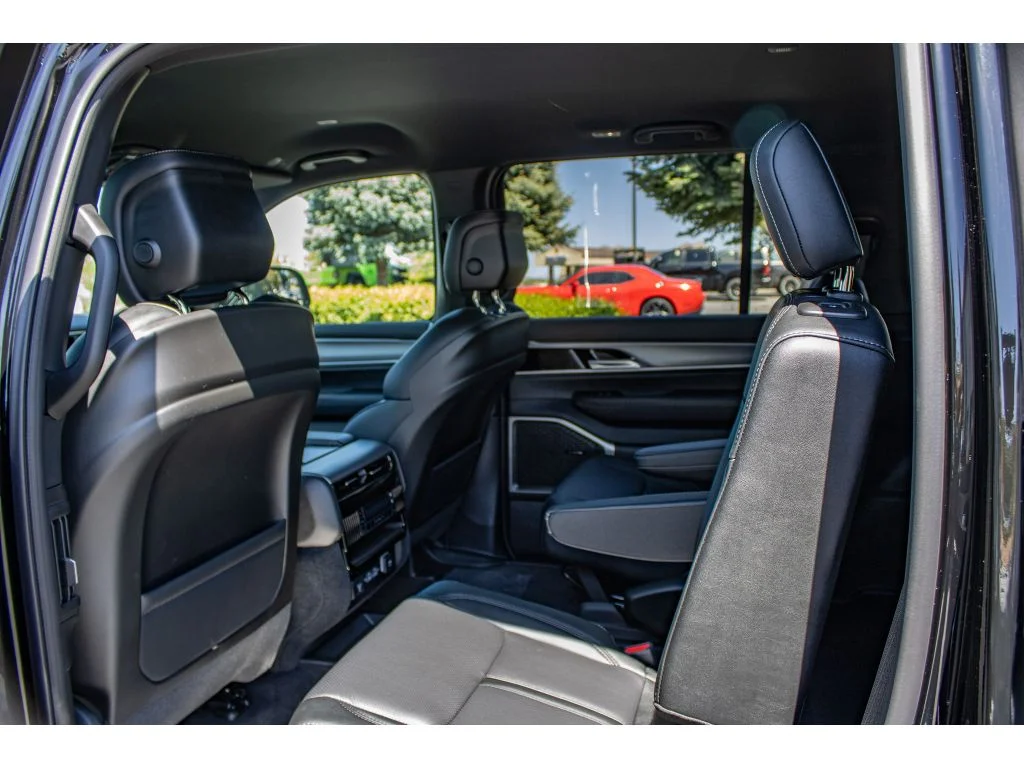 New 2026 HIGH GLOSS BLACK Jeep Limited Altitude image 23