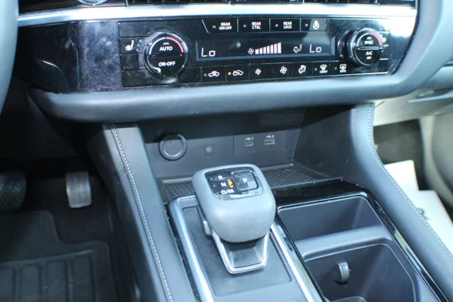 Used 2024 Pearl White Tricoat Nissan SL image 10