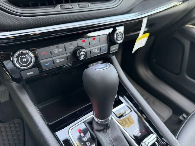 New 2026 Bright White Clearcoat Jeep Latitude image 24