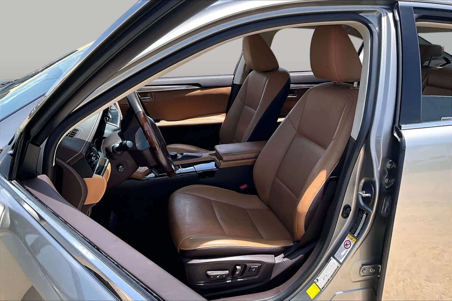 Used 2016 Atomic Silver Lexus  image 7