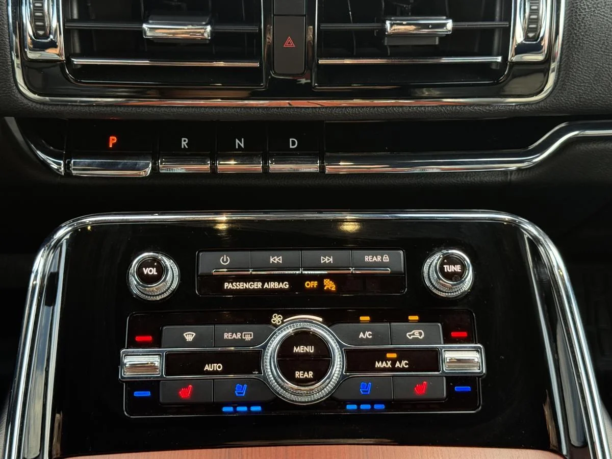 Used 2020 Blue Lincoln Reserve image 24
