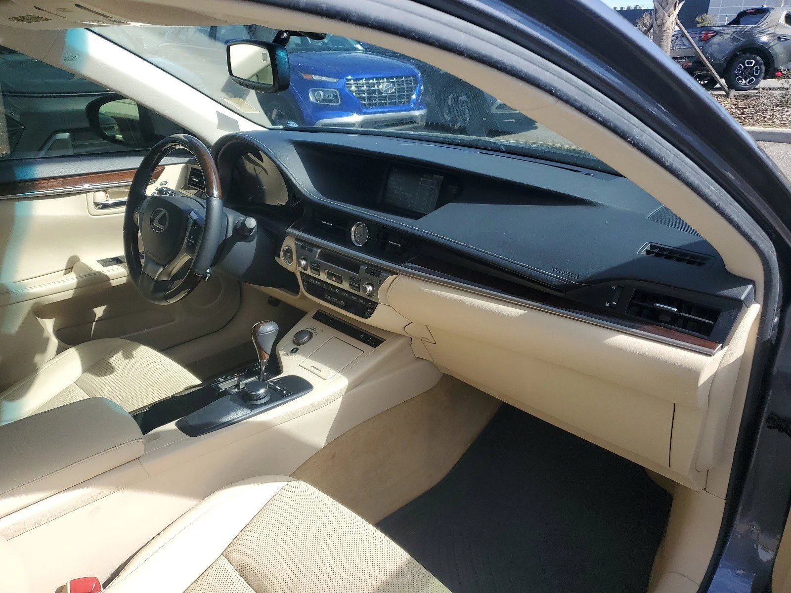 Used 2014  Lexus  image 31