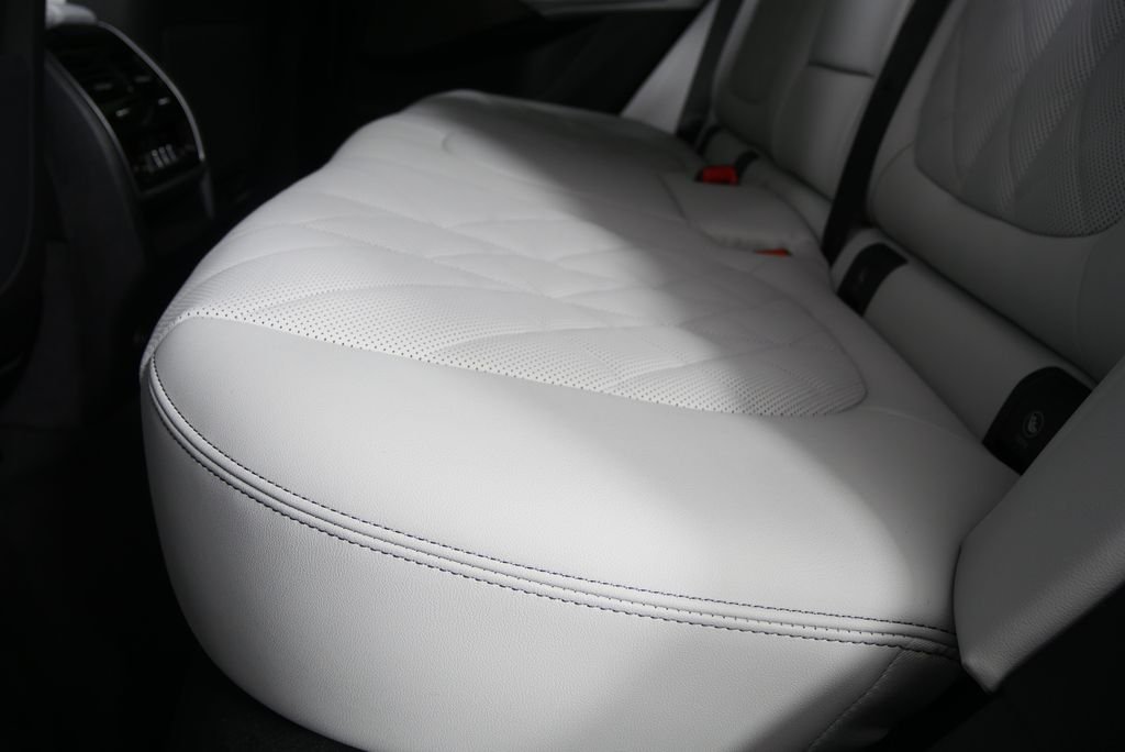 Used 2026 Mineral White Metallic BMW xDrive40i image 14