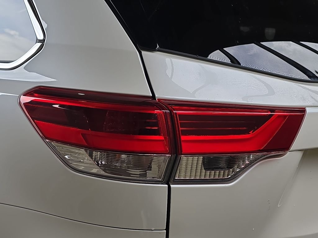 Used 2019 White Toyota XLE image 37