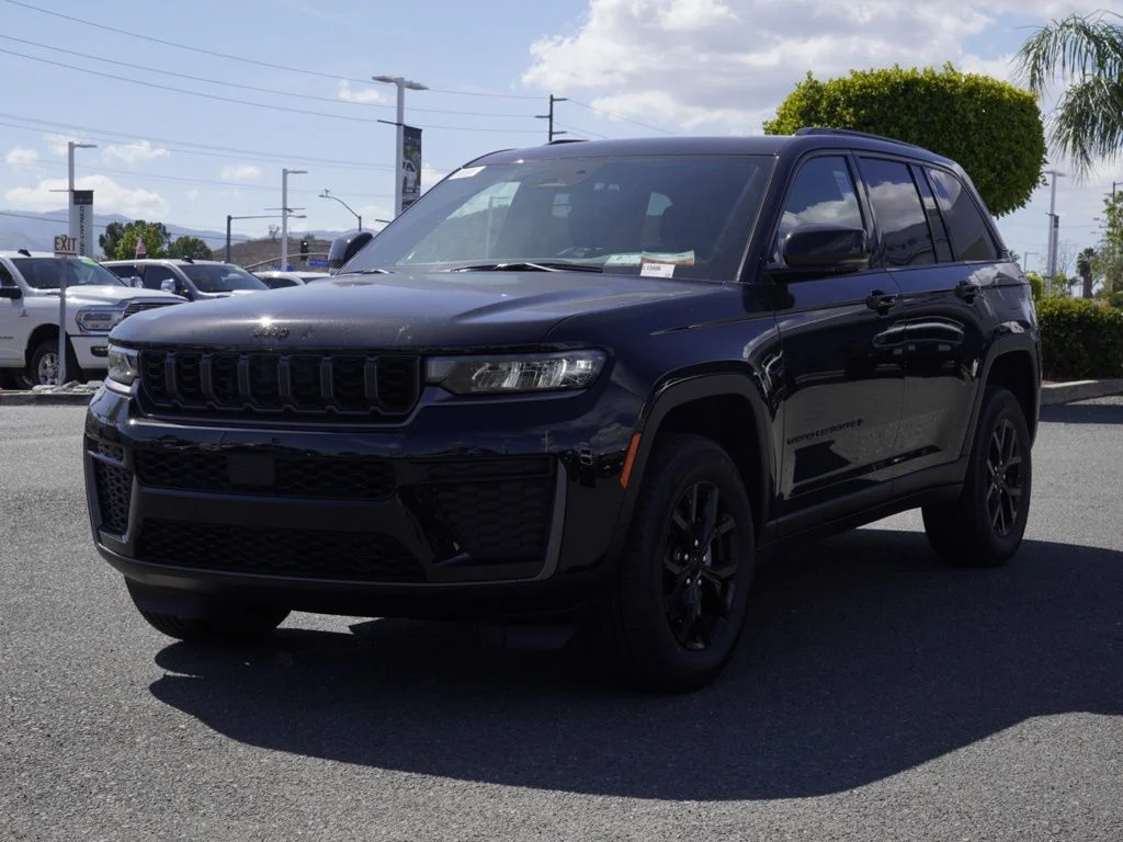New 2026 Diamond Black Crystal Pearl-Coat Exterior Paint Jeep Laredo Altitude image 7