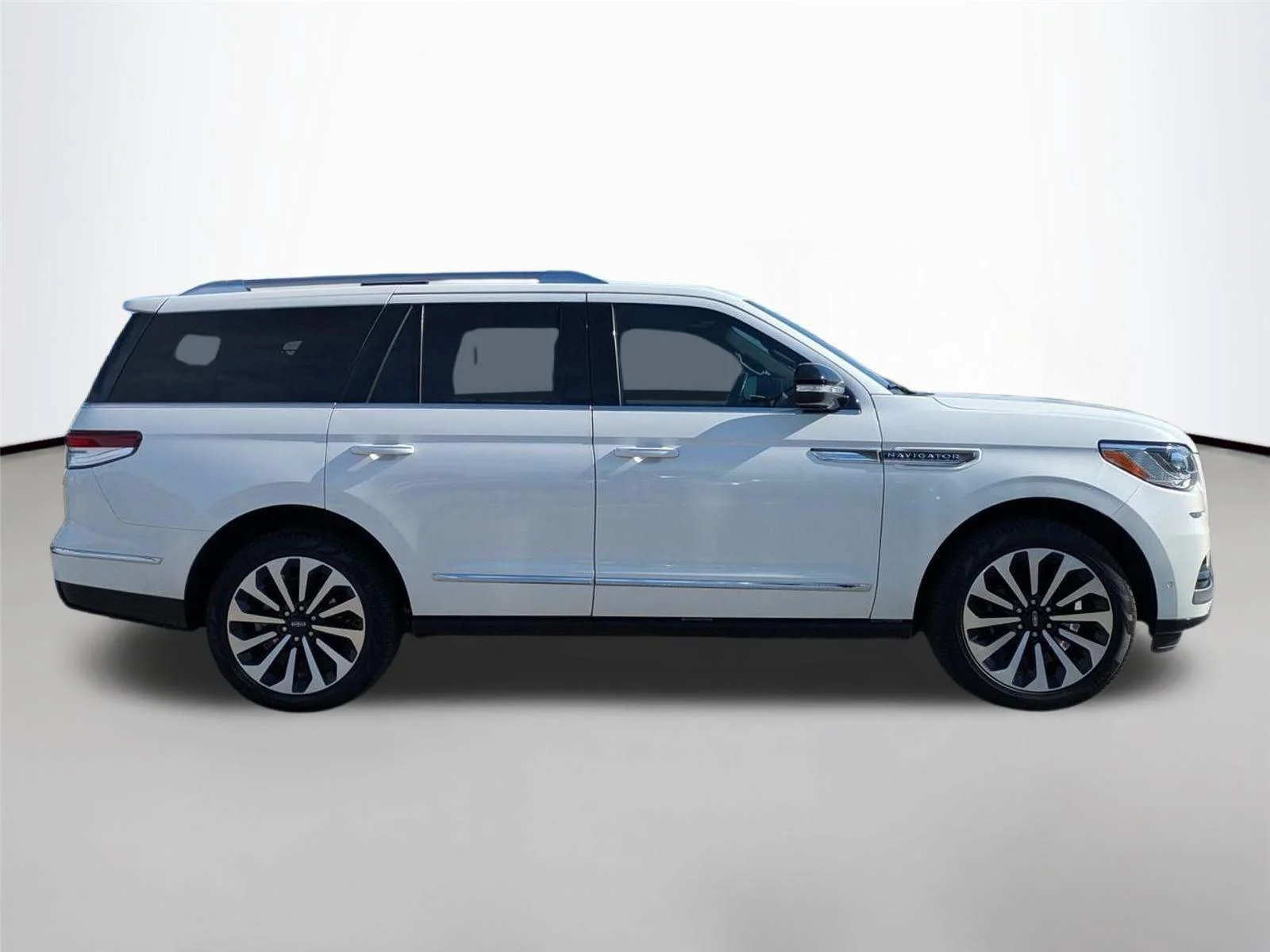 Used 2024 Pristine White Metallic Tri-Coat Lincoln Reserve image 4