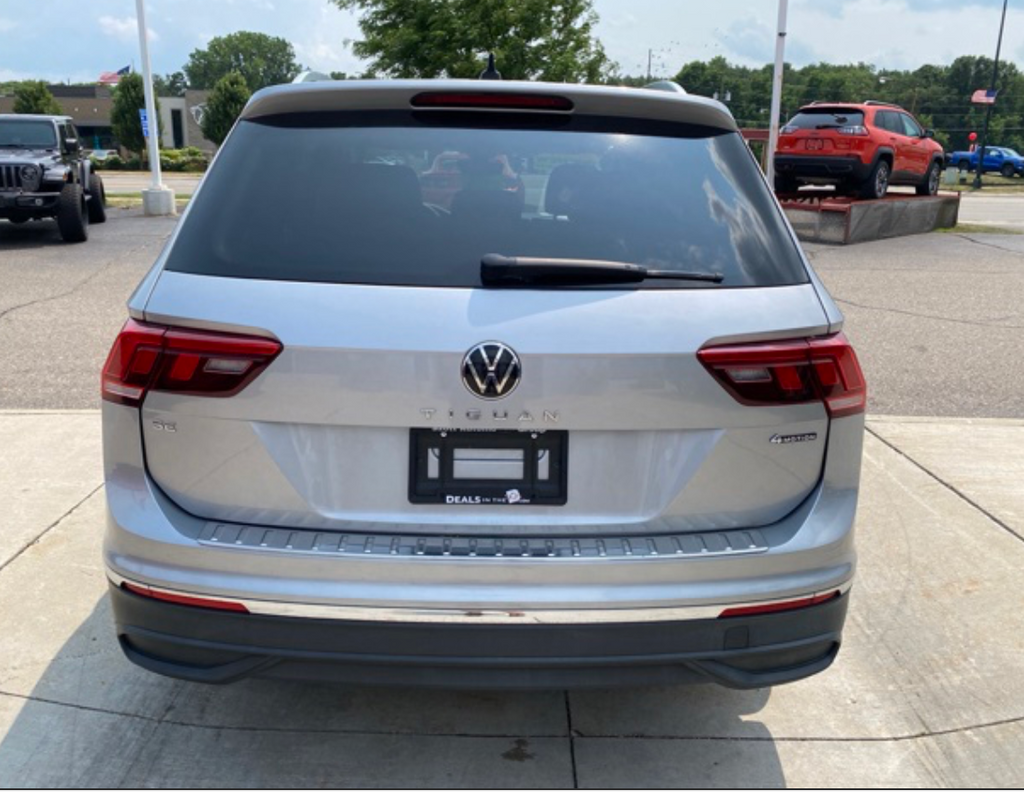 Used 2023 Silver Metallic Volkswagen 2.0T SE image 9