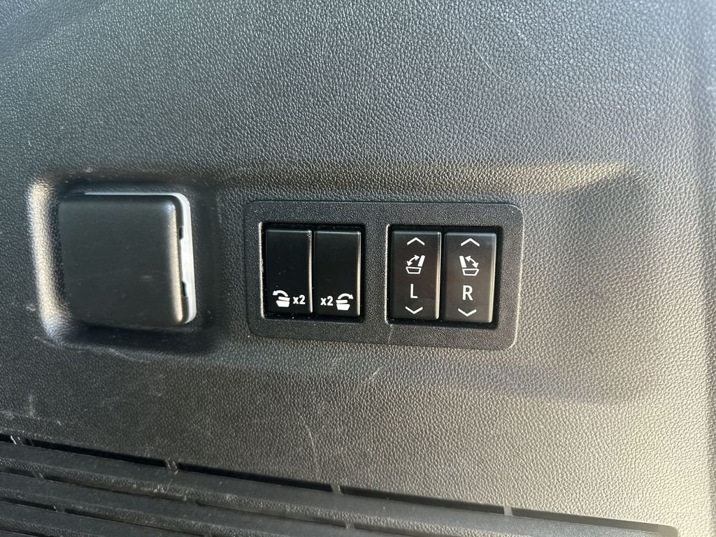 Used 2022 Black Chevrolet Z71 image 28