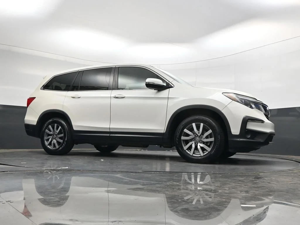 Used 2019 White Diamond Pearl Honda EX image 30