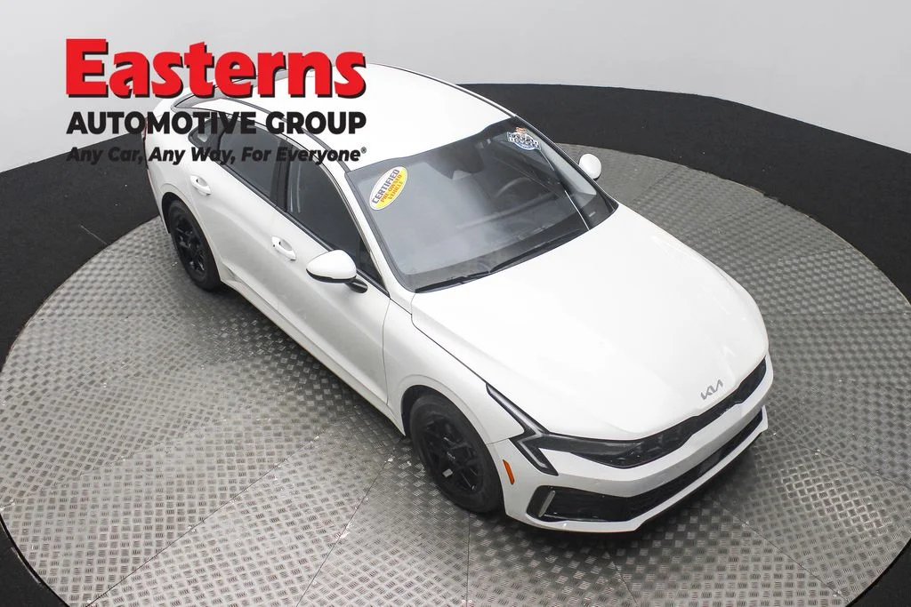 Used 2025 White Kia LXS image 3