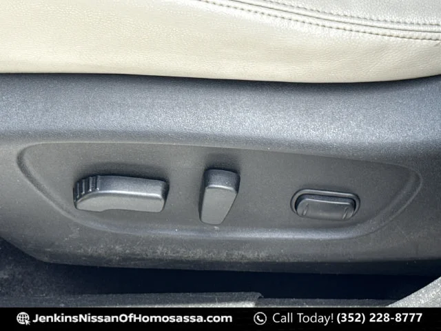 Used 2021 Silver Nissan SL image 31