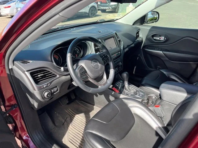 Used 2019 Velvet Red Pearlcoat Jeep Latitude Plus image 17